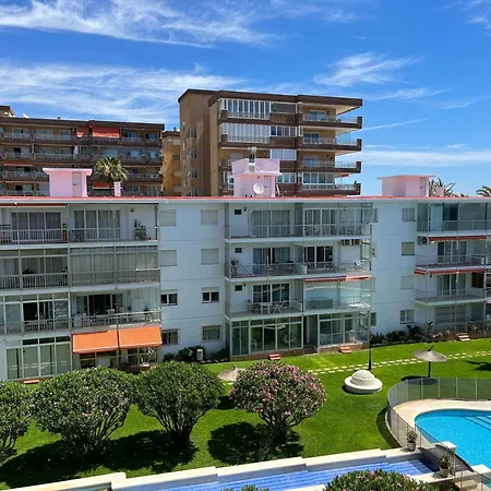 Seafront 2 Balconies Pool & Views Apartment *
